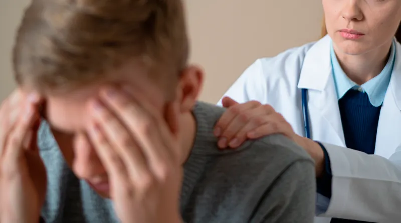 Пациента поддерживает врач